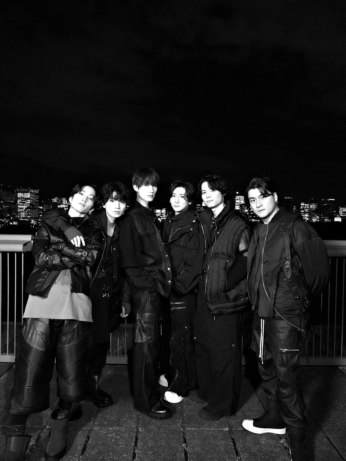 夜の街に並ぶSixTONESの6人