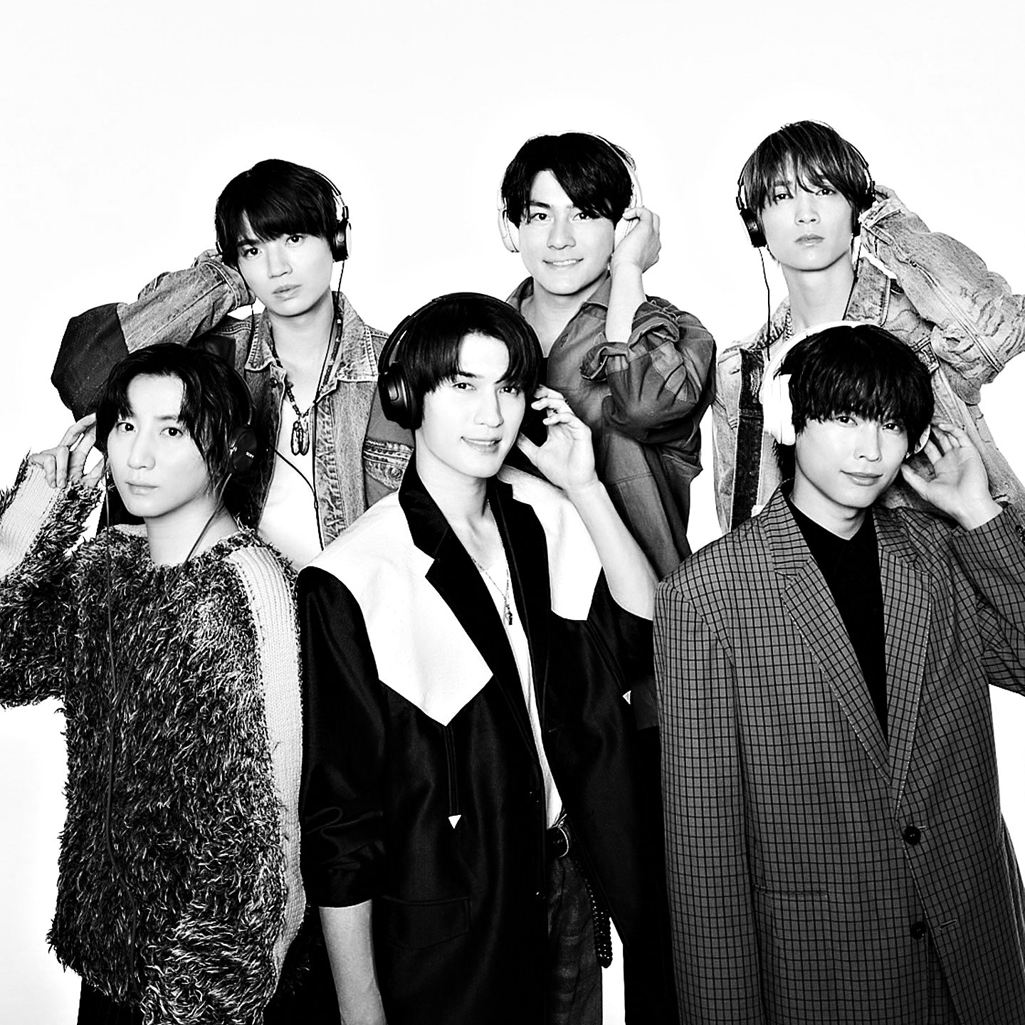 ヘッドホンをつけたSixTONESの6人
